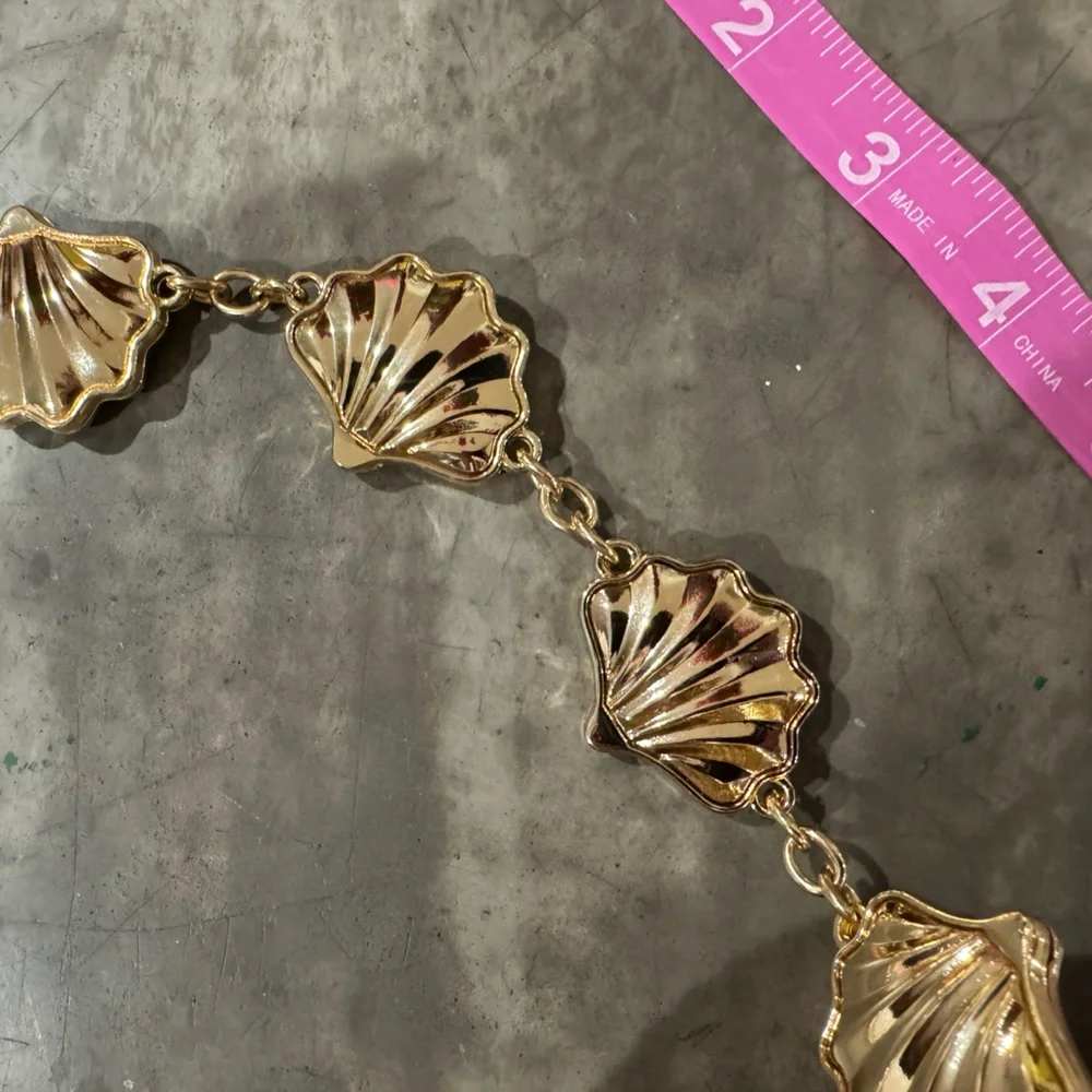 Tommy Bahama Chic Woven Tan shell Clutch with Gold seashell  Chain! Cute& unique - Picture 8 of 9